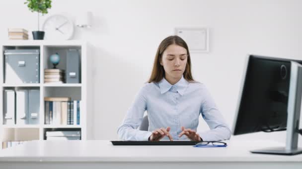Lucrător Birou Aglomerat Cămașă Albastră Tastând Sârguință Datele Computer Birou — Videoclip de stoc