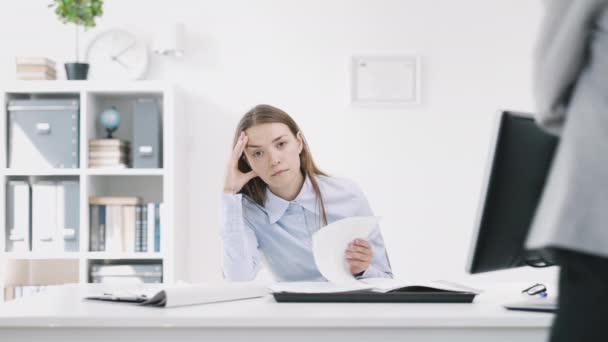 Junge Arbeitnehmerin Büro Spürt Burnout Und Frustration Arbeitsplatz Stützt Den — Stockvideo
