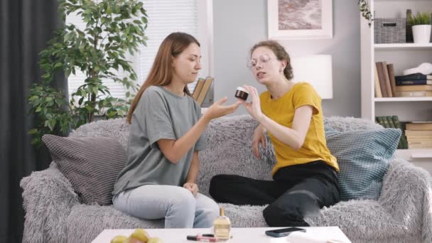 Tilfældigt Klædt Stilfulde Kvinder Diskuterer Kosmetik Mens Sidder Komfortabel Sofa – Stock-video
