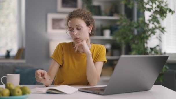 Genç Kıvırcık Kadın Masada Oturuyor Dizüstü Bilgisayarda Yazıyor Rahat Bir — Stok video