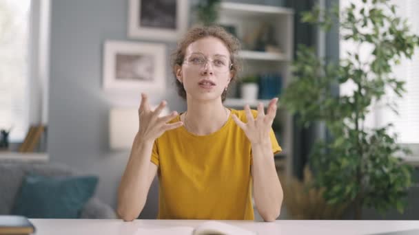Niza Joven Estudiante Mujer Usar Camiseta Amarilla Usar Video Chat — Vídeos de Stock