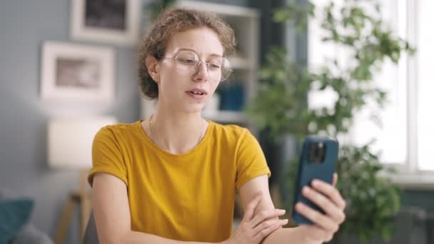 Krásná Žena Kudrnatými Vlasy Pohodlně Oblečený Brýlích Zabývá Video Chat — Stock video