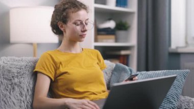 Bilgisayarda kredi kartı kullanarak online ödeme yapan, evde internet alışverişi yapan, kart numarasını çevrimiçi olarak girenler var.