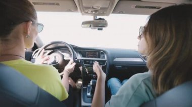 İki çekici kadın arabada sohbet ediyor, yakın arkadaşlar hafta sonu kaçamağı yapıyor, sohbet ediyor ve araba camları açıkken müzik dinliyor.