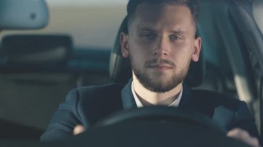Otoyolda araba süren yorgun bir adam, gözleri kapanır ve direksiyon başında uyuyakalır, dikkatini kaybeder, aniden gözlerini açar ve arabaların hareketine devam eder.