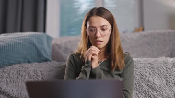Chocado Assustado Jovem Mulher Com Medo Como Olha Para Laptop — Vídeo de Stock
