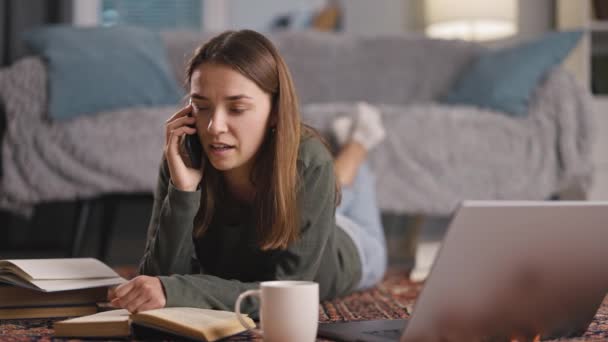 Jeune Femme Joyeuse Prenant Une Pause Travail Étudier Couché Sur — Video