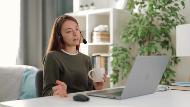 Wanita Muda Pekerja Lepas Melakukan Panggilan Pada Laptop Dengan Headset — Stok Video