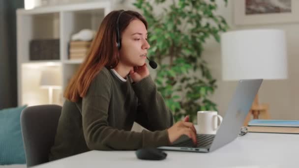 Młody Zmęczony Bezsenny Kobieta Freelancer Rozmawia Laptopie Zestawu Słuchawkowego Dając — Wideo stockowe