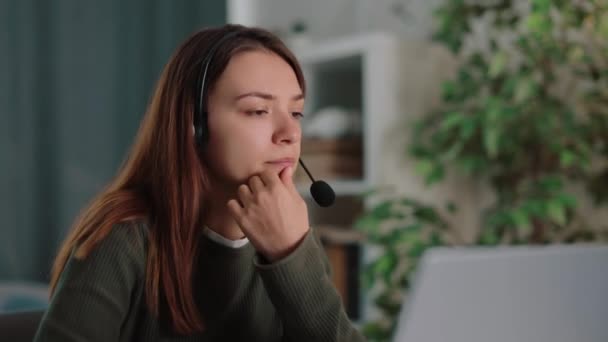 Młoda Kobieta Konsultant Pracuje Zdalnie Domu Klientami Laptopie Słuchawkami Masuje — Wideo stockowe