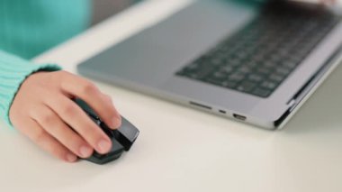 Bilgisayar faresini çalıştırırken, kaydırırken, düğmelere basarken ve dizüstü bilgisayar kullanırken ekrandaki öğeleri seçerken kadınların ellerine odaklanan yakın çekim videosu