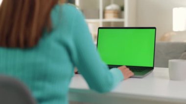 Bilgisayarı kullanarak kadını yakalar, bilgisayar ekranı, krom tuşu yeşil ekrana bakarken klavyeye odaklanarak ellere odaklanır