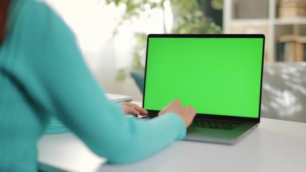 Ženy Ruce Pracují Notebook Stole Doma Pomocí Touchpad Klávesnice Zeleným — Stock video