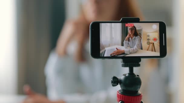 Fechar Imagem Telefone Mulher Fala Com Câmera Enquanto Grava Ativamente — Vídeo de Stock