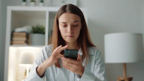 Veselý Úsměv Žena Používá Telefon Aktivně Svitky Sociální Média Krmení — Stock video