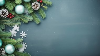 Noel ağacı süslemeli mavi arkaplan kopya alanı ile