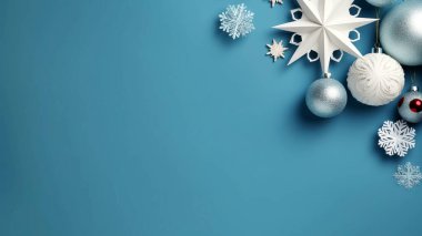 Kağıt yıldızlar açık mavi arkaplan üzerinde kopyalama alanı ile dekorasyon