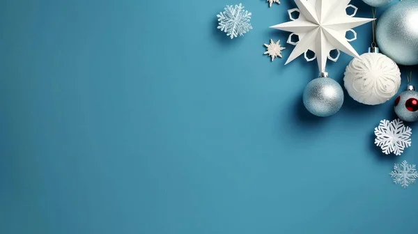 Kağıt yıldızlar açık mavi arkaplan üzerinde kopyalama alanı ile dekorasyon