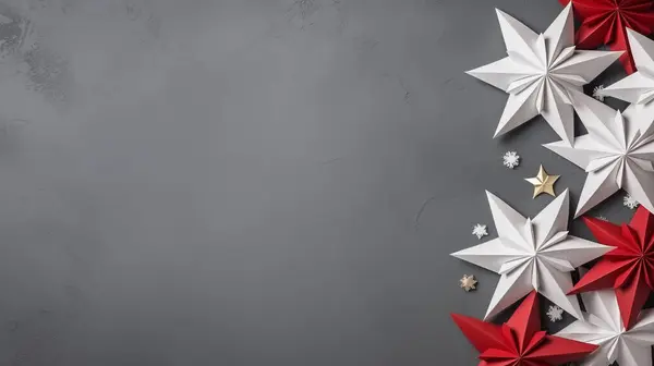Açık gri arkaplanda fotokopi alanı ile kağıt yıldızları dekorasyonu