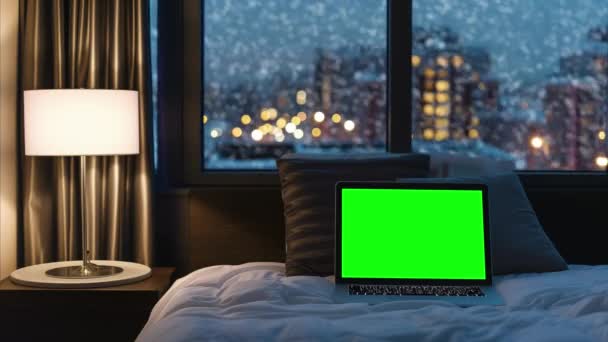 Laptop Vyměnitelnou Chroma Klíčovou Obrazovkou Apartmánové Ložnici Před Širokým Oknem — Stock video