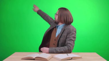 Yetişkin sakallı öğretmen konferans sırasında video konferans teknolojisini kullanarak dinliyor.