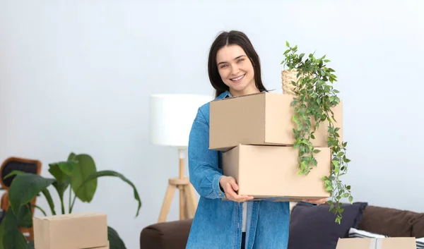 Sorrindo Mulher Muito Caucasiana Seu Novo Apartamento Com Uma Pilha — Fotografia de Stock