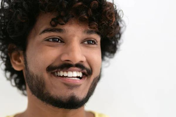 Portré Fiatal Boldog Pozitív Indiai Férfi Fehér Fogak Göndör Haj — Stock Fotó