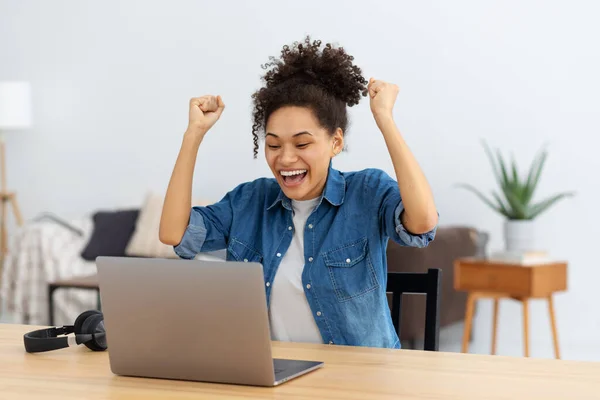 집이나 사무실에서 노트북을 성공을 축하하는 아프리카 미국인 여성의 소식을 가지고 — 스톡 사진