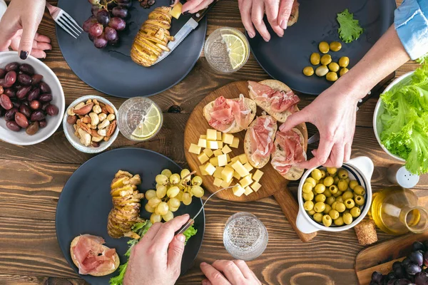 Kişinin Kırsal Ahşap Masada Birlikte Yemek Yediği Iyi Manzara Arkadaşların — Stok fotoğraf