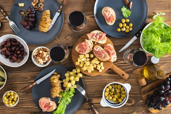 Farklı Yemek Şaraplarla Dolu Bir Yemek Masası — Stok fotoğraf