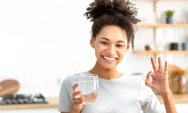 Healthy Lifestyle Concept Young Woman Holding Glass Fresh Clean Water — Foto de Stock