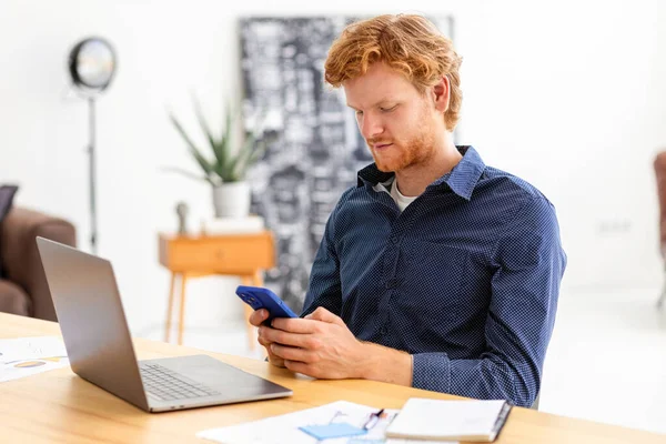 Hombre Concentrado Empresario Freelancer Sentado Oficina Moderna Charlando Con Teléfono —  Fotos de Stock