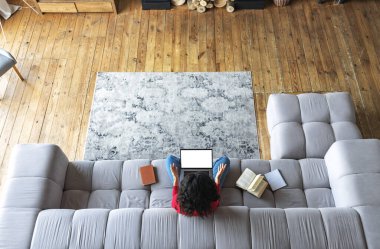 Uzaklık e-öğrenimi online eğitim. Diz üstü bilgisayar kullanan bir kız öğrenci öğretmenlerle video görüşmesi yapıyor. Evde oturup dil tartışması falan öğreniyor.