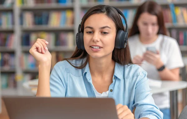 Νεαρή Γυναίκα Υπάλληλος Γραφείου Ακουστικά Επικοινωνεί Έναν Πελάτη Απευθείας Σύνδεση — Φωτογραφία Αρχείου