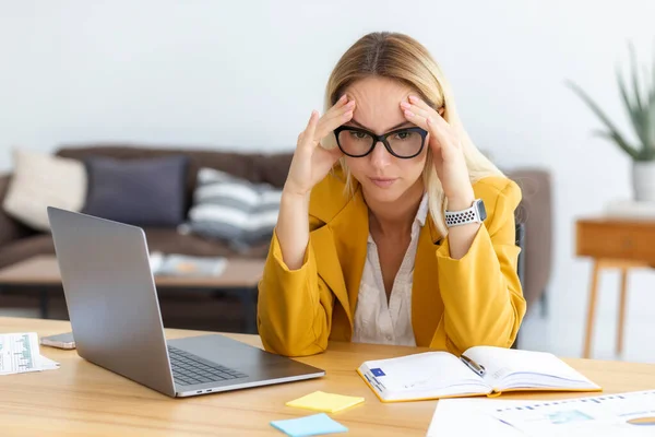 Cansado Estresado Mujer Negocios Caucásica Que Tiene Dolor Cabeza Sensación —  Fotos de Stock