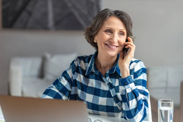 Bella Donna Anziana Che Lavora Parlando Sul Telefono Cellulare Seduto — Foto Stock