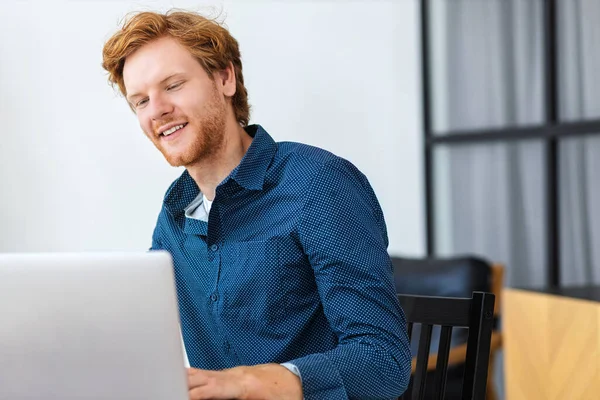 Modern Ofisteki Işyerinde Oturan Başarılı Bir Adamı Bilgisayarla Çalışıyor Tişörtlü — Stok fotoğraf