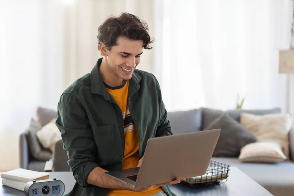 Jovem Freelancer Usando Laptop Para Trabalho Enquanto Está Perto Local — Fotografia de Stock