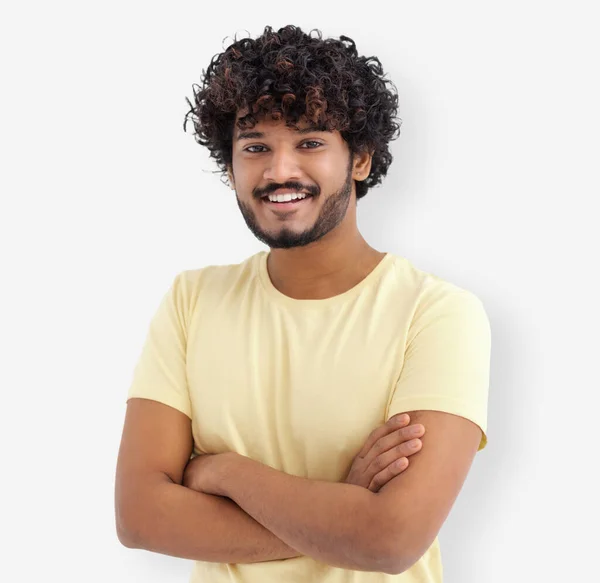 快乐的亚洲男人 卷曲的头发 白色的牙齿 黄色的T恤 站在白色的背景上 看着相机 微笑友善 — 图库照片