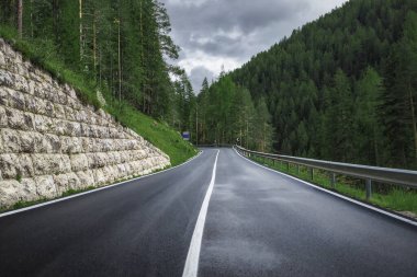 Yolu olan güzel bir manzara. İtalya 'da yaz günü dağlarda otoyol, boş asfalt yol. Dolomitler, Alpler