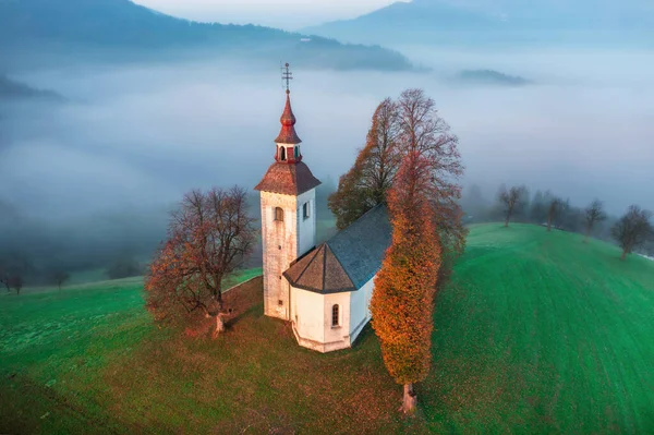 Widok Góry Mały Piękny Kościół Górze Słowenii Świcie Lub Zachodzie — Zdjęcie stockowe