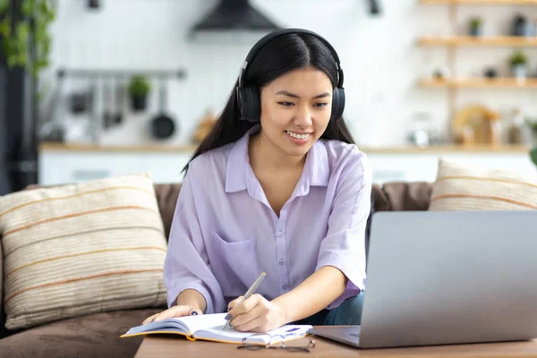 Glückliche Asiatische Studentin Die Mit Einem Laptop Aus Der Ferne — Stockfoto