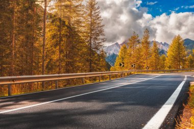 Yolu olan güzel bir manzara. İtalya 'da sonbahar günü dağlarda otoyol, boş asfalt yol. Dolomitler, Alpler