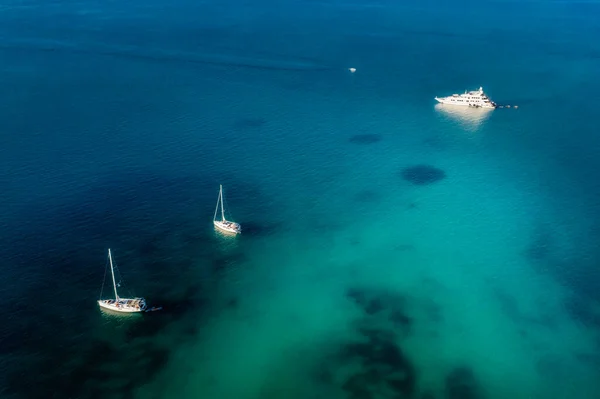 Vista Aérea Drones Veleros Azul Turquesa Claro Océano Mar Atardecer — Foto de Stock