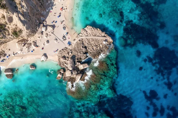 Красивый Вид Море Каменным Пирсом Песчаным Пляжем Солнечный День — стоковое фото