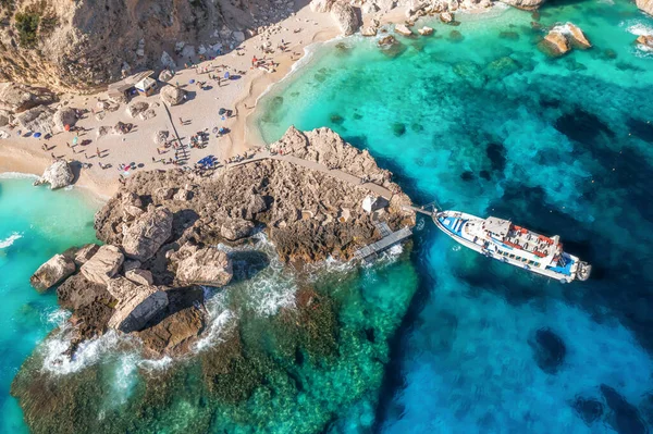 Вид Воздуха Красивый Морской Пейзаж Каменным Доком Корабль Туристами Небольшой — стоковое фото