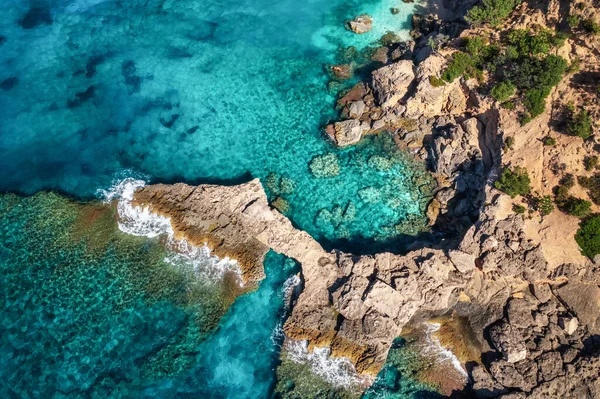 Havadan güzel bir deniz manzarası. Turkuaz deniz suyu, dalgalar ve kayalar, İtalya 'nın sardunya adaları.