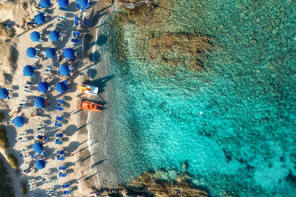 Güzel Deniz Manzarası Var Renkli Şemsiyeleri Mavi Suyu Olan Kumlu — Stok fotoğraf