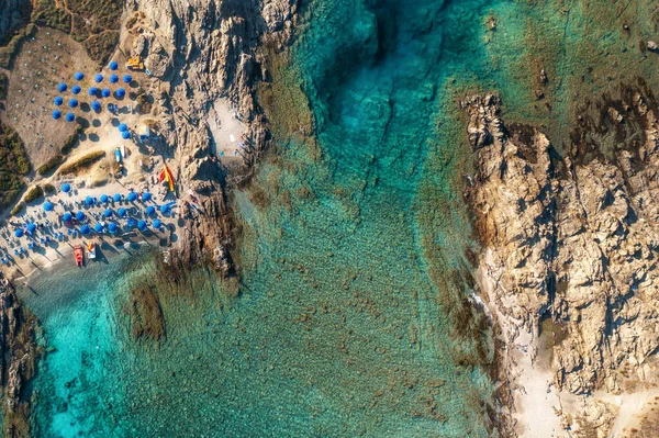 Вид Сверху Красивый Песчаный Пляж Бирюзовой Морской Водой Разноцветными Голубыми — стоковое фото
