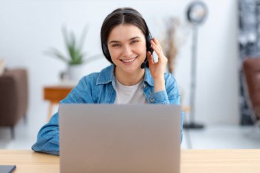 Kafkasyalı mutlu kadın müşteri destek hizmetlerinin portresi, online danışma. Kadın çağrı merkezi. Gülümseyen kadın müşteri desteği ya da satış temsilcisi